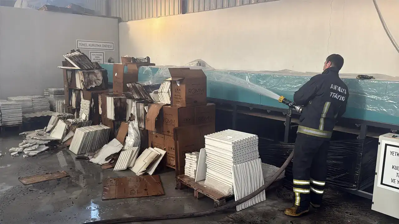 Antalya'da Maaş Krizi: Gece Bekçisi İş Yerini Ateşe Verdi 6